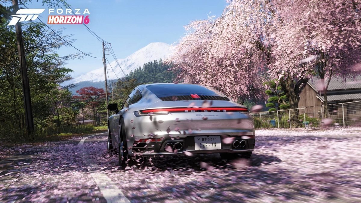 Carro correndo entre cerejeiras em cena de Forza Horizon 6