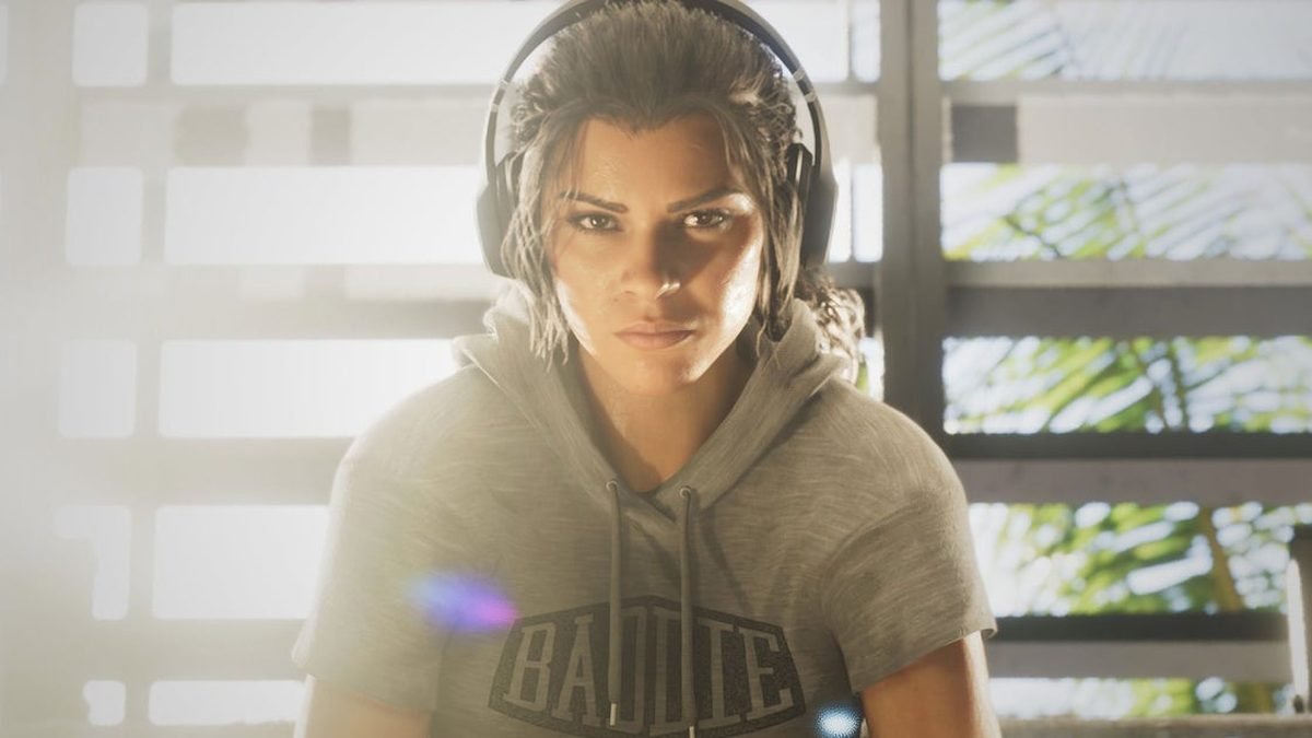 Lucia, personagem de GTA 6, usando fones de ouvido em cena do jogo
